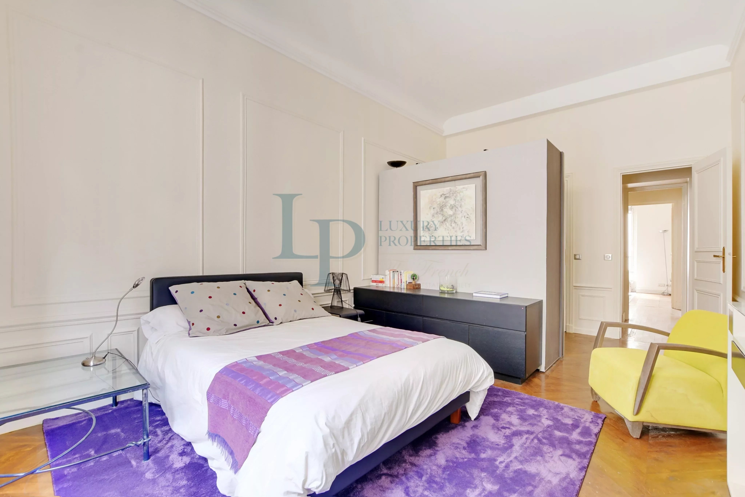 Parc Monceau – Appartement 4 pièces de 133.18 m2 – Ascenseur – Cave – Gardien – Immeuble de Grand Standing