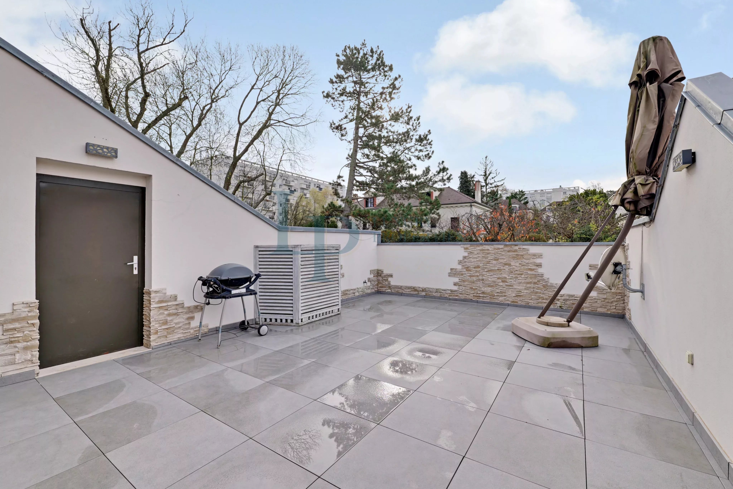 Exclusivité  – Face à l’Hippodrome de Saint-Cloud – Comme une Maison – Terrasse – Cave – Parkings – Piscine