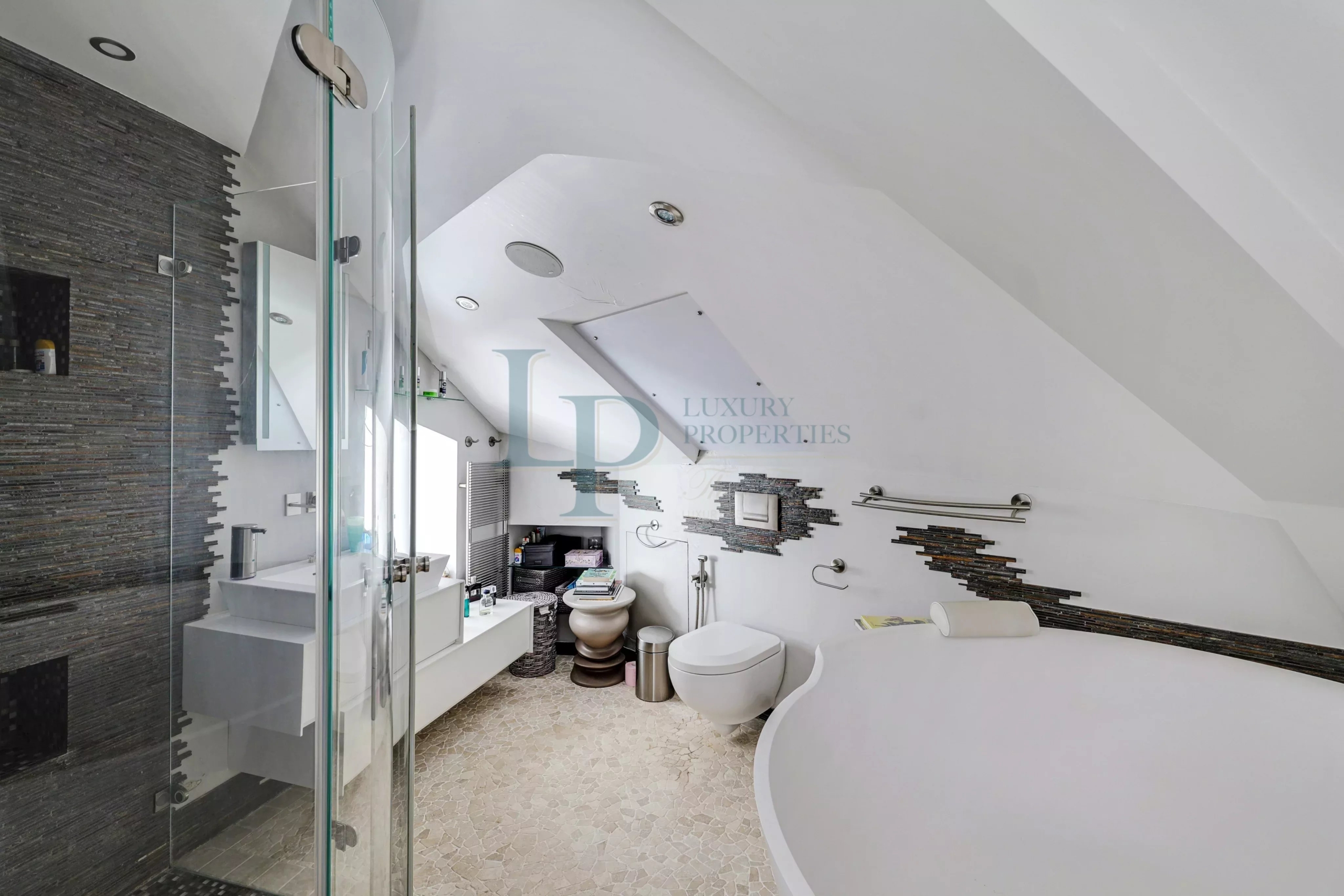 Exclusivité  – Face à l’Hippodrome de Saint-Cloud – Comme une Maison – Terrasse – Cave – Parkings – Piscine