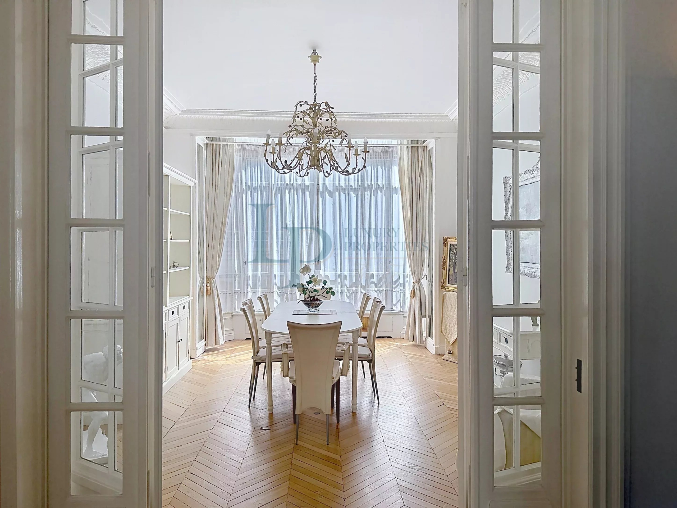 EXCLUSIVITÉ – PARIS VIII – APPARTEMENT 6 PIÈCES – 3/4 CHAMBRES –