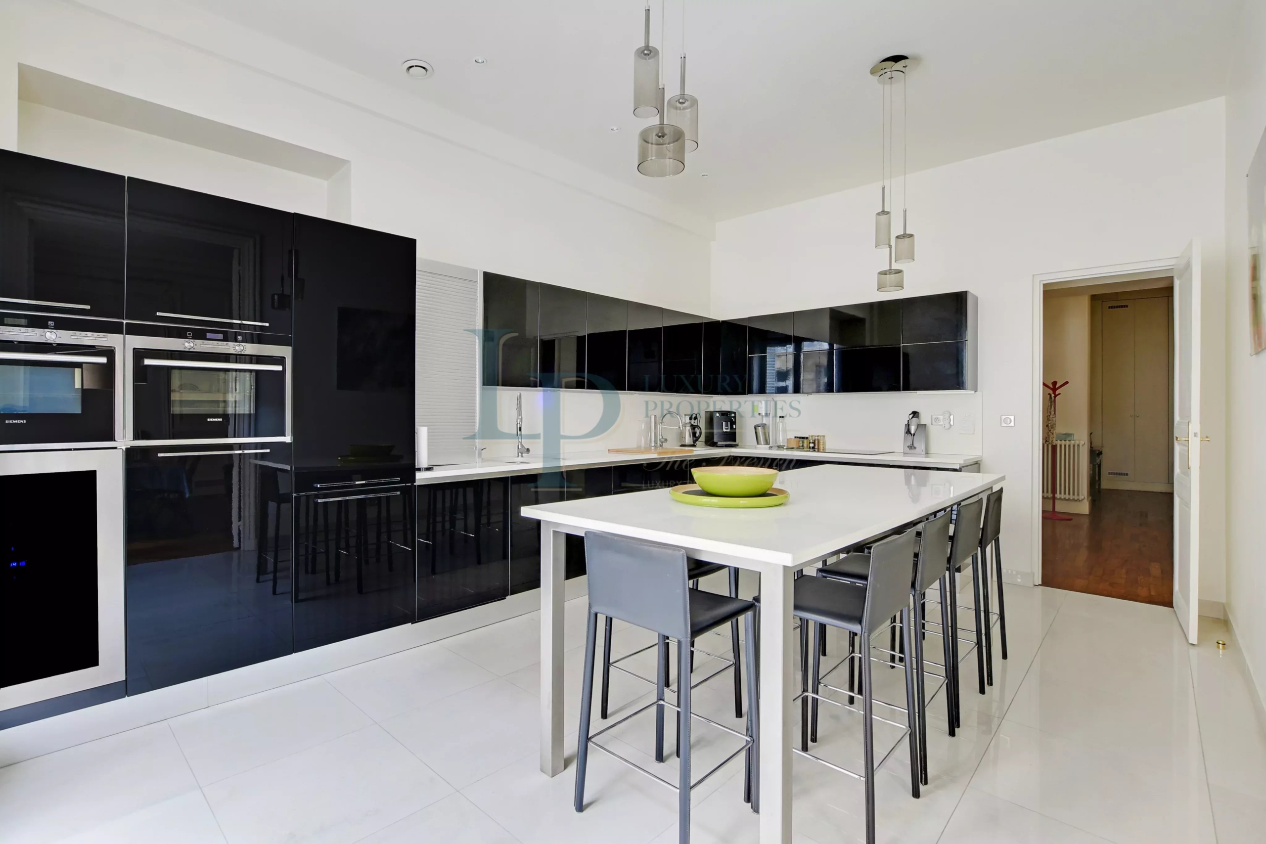 Parc Monceau – Appartement 4 pièces de 133.18 m2 – Ascenseur – Cave – Gardien – Immeuble de Grand Standing