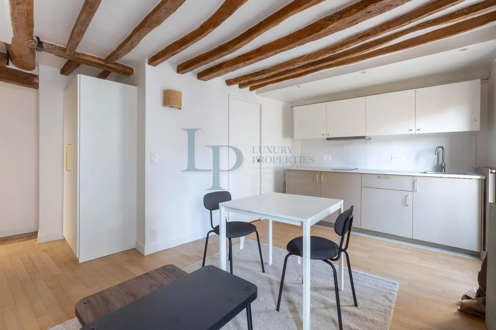 EXCLUSIVITÉ – Studio Paris 8ème rue du Faubourg Saint-Honoré – 28 m2