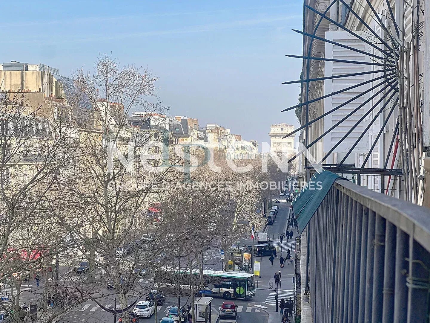 Exclusivité LUXURY PROPERTIES – Kléber / Boissière – Studio / 2 pièces – Étage élevé – Balcon filant – Vue dégagée – Lumineux – Cave