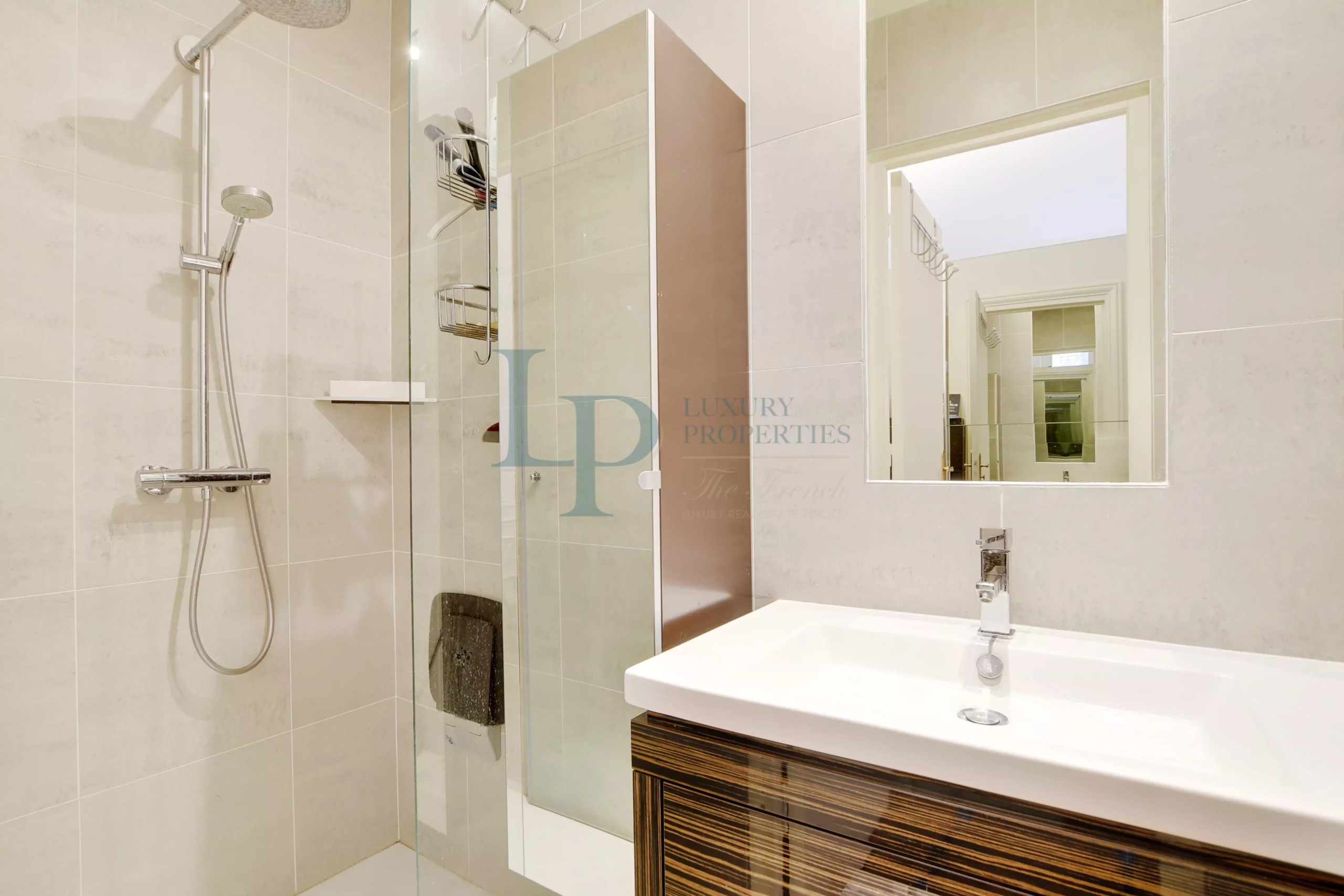 Parc Monceau – Appartement 4 pièces de 133.18 m2 – Ascenseur – Cave – Gardien – Immeuble de Grand Standing