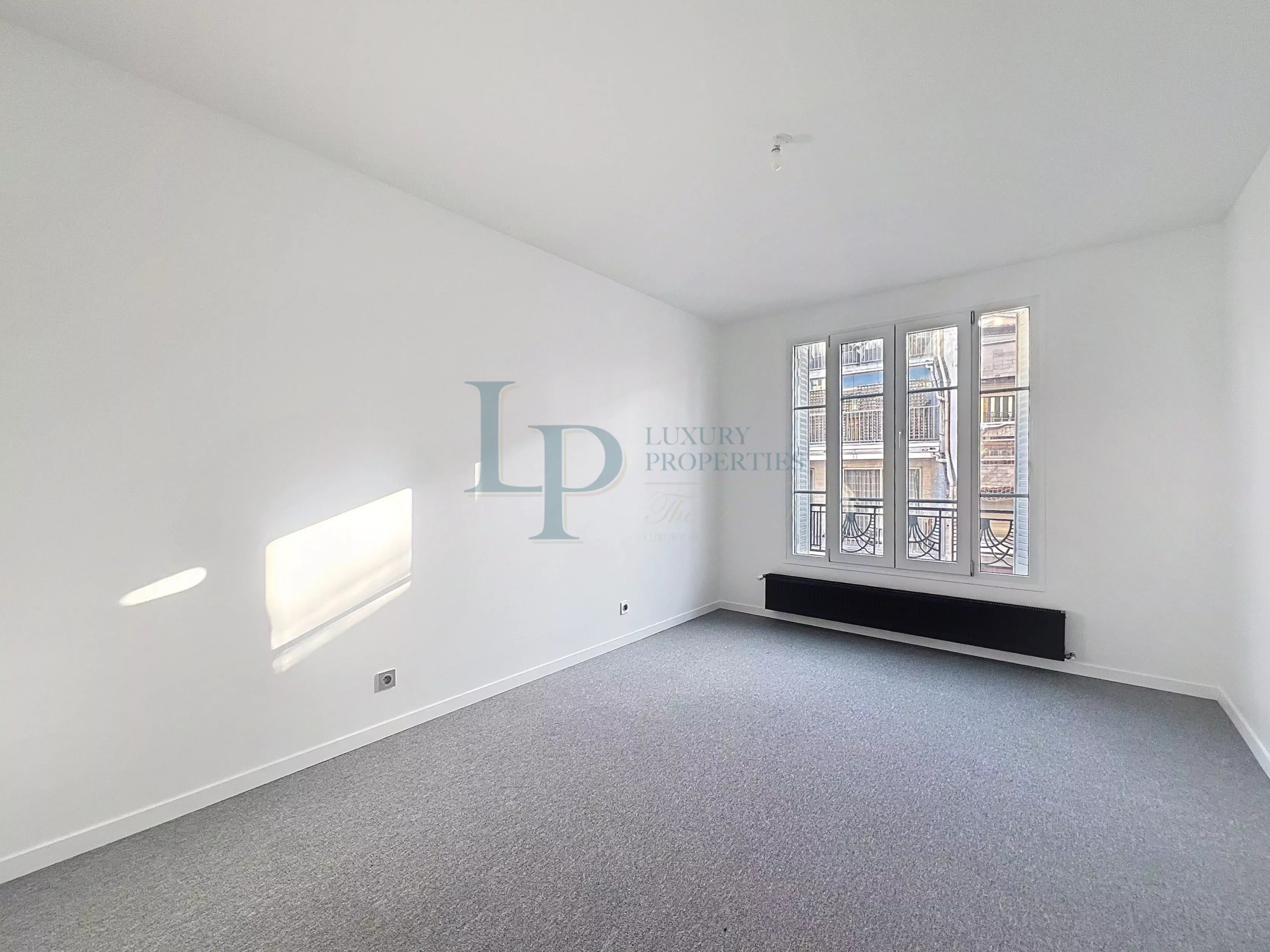 Paris XVI – Appartement 3 pièces entièrement rénové – Proche de toutes les commodités – Deux caves