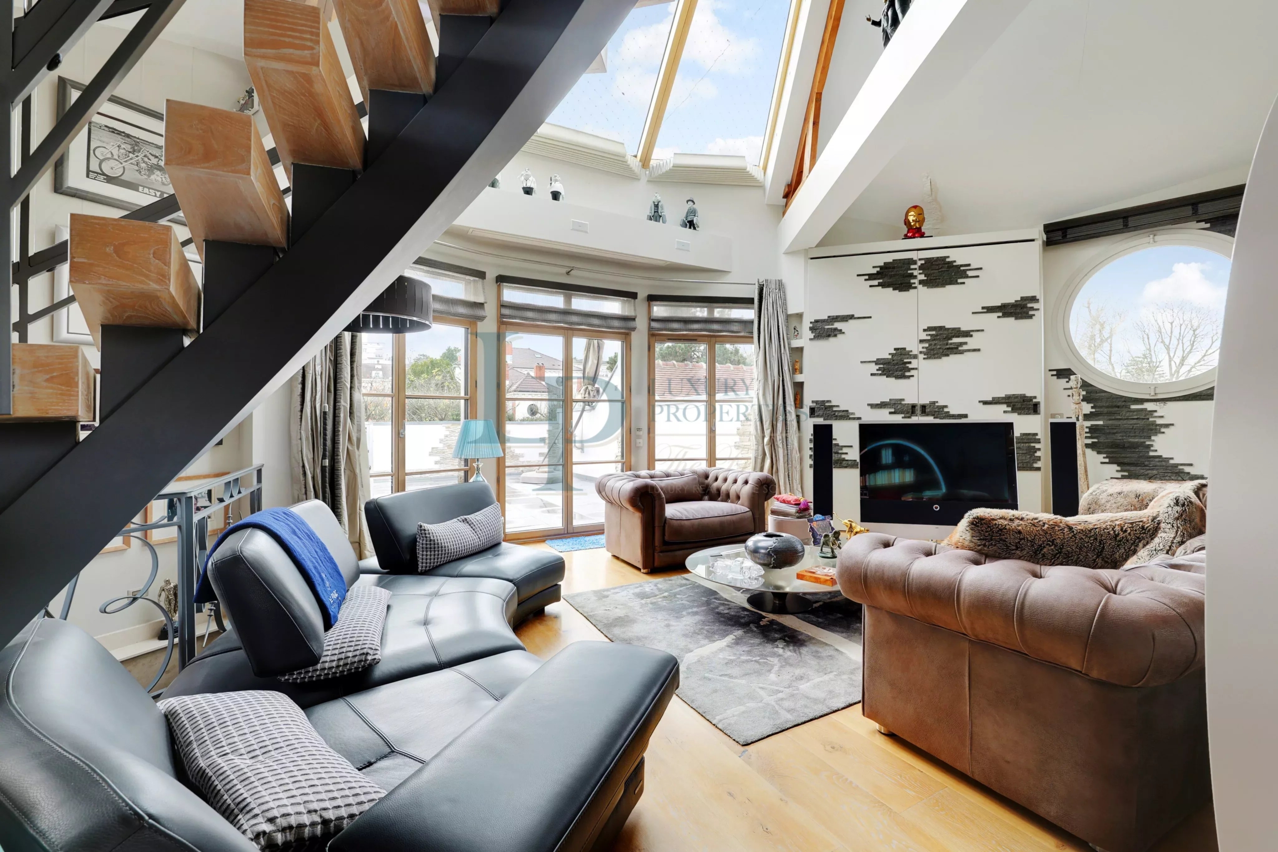 Exclusivité  – Face à l’Hippodrome de Saint-Cloud – Comme une Maison – Terrasse – Cave – Parkings – Piscine