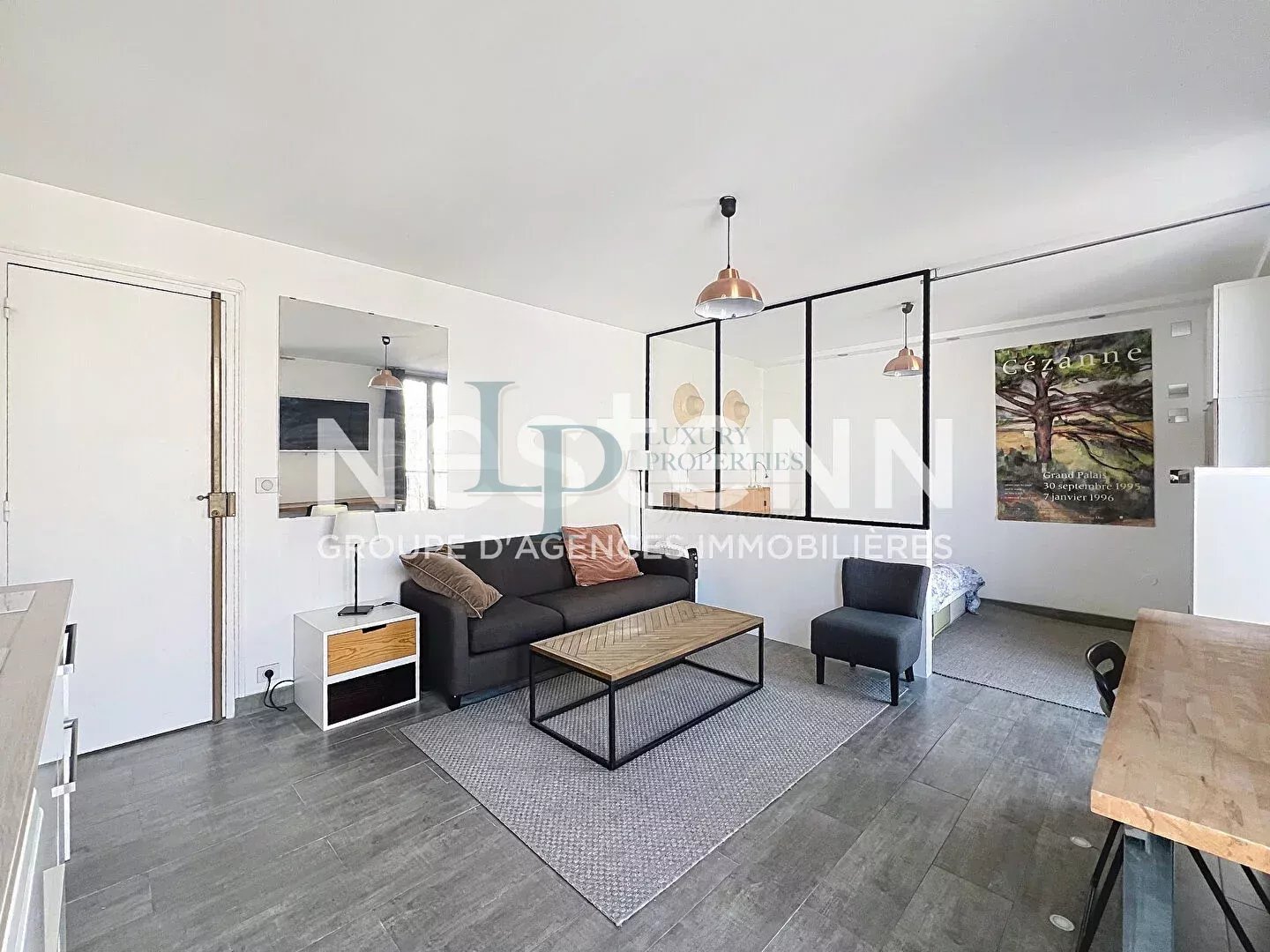 Exclusivité LUXURY PROPERTIES – Kléber / Boissière – Studio / 2 pièces – Étage élevé – Balcon filant – Vue dégagée – Lumineux – Cave