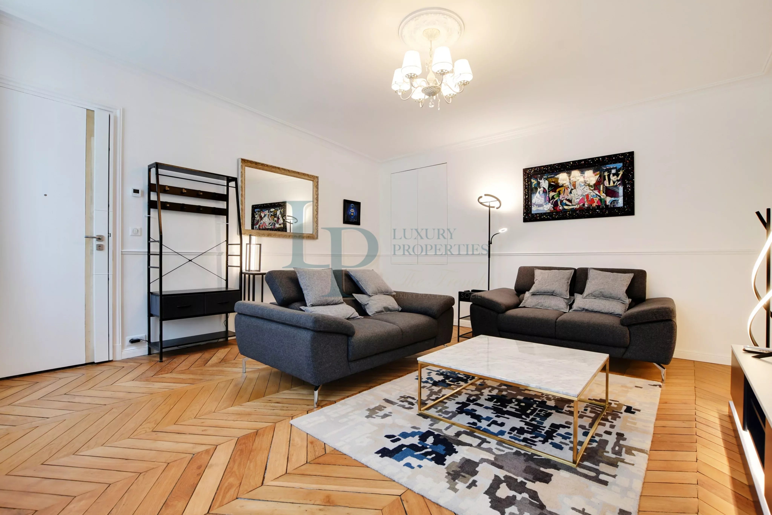 Exclusivité – Paris 8 – Triangle d’Or – Appartement rénové de 81 m2 – Cave – Vendu meublé