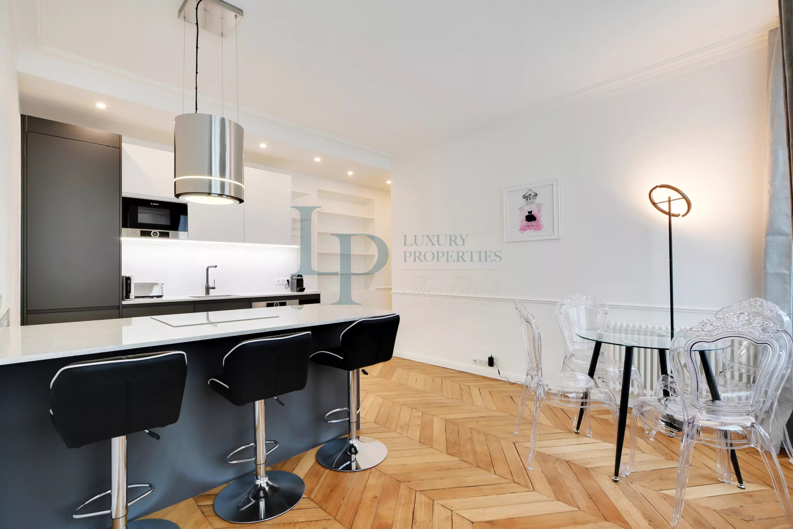 Exclusivité – Paris 8 – Triangle d’Or – Appartement rénové de 81 m2 – Cave – Vendu meublé