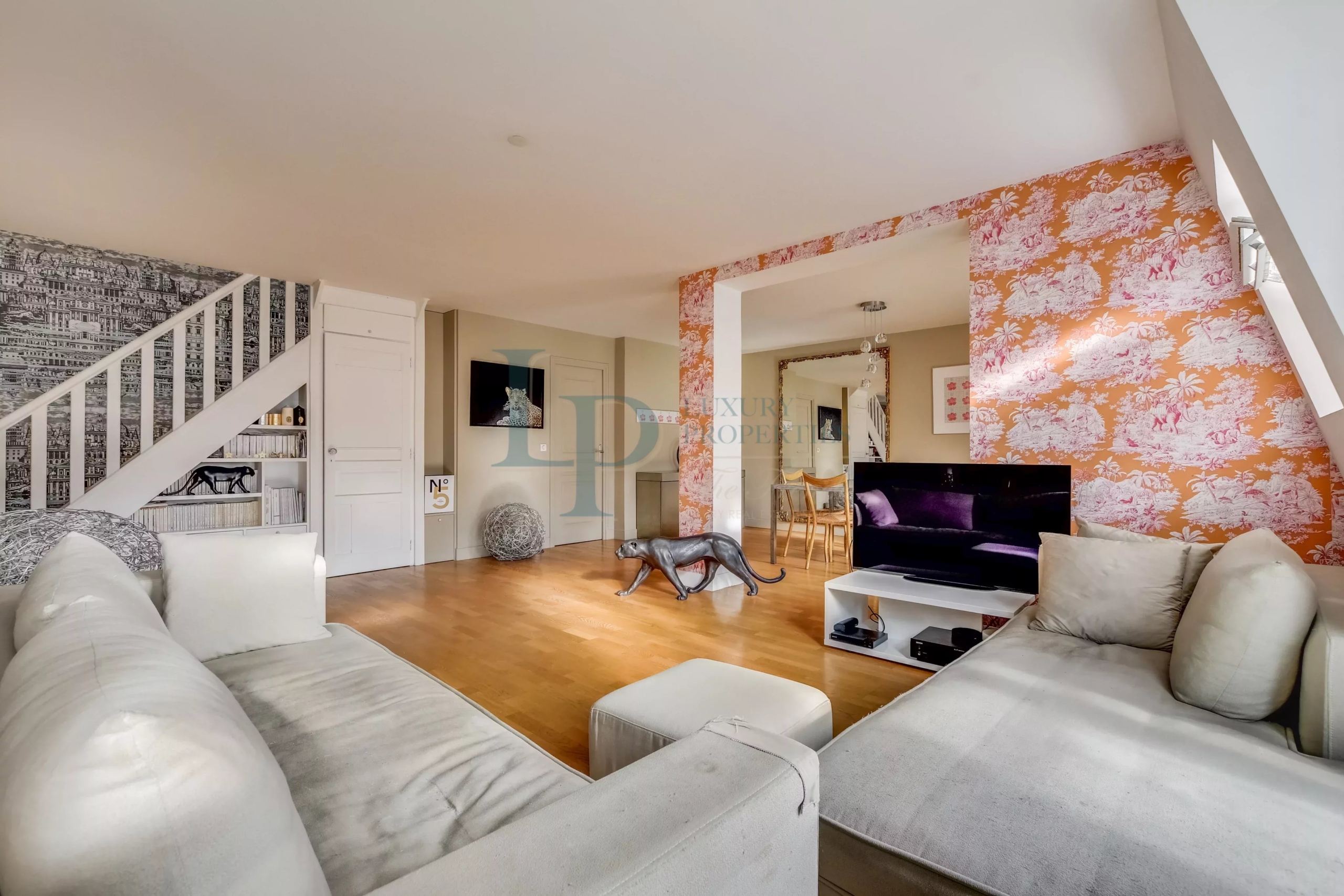 PARIS VIII – FAUBOURG SAINT-HONORÉ – Duplex en dernier étage – Vue cour classée – Esprit maison
