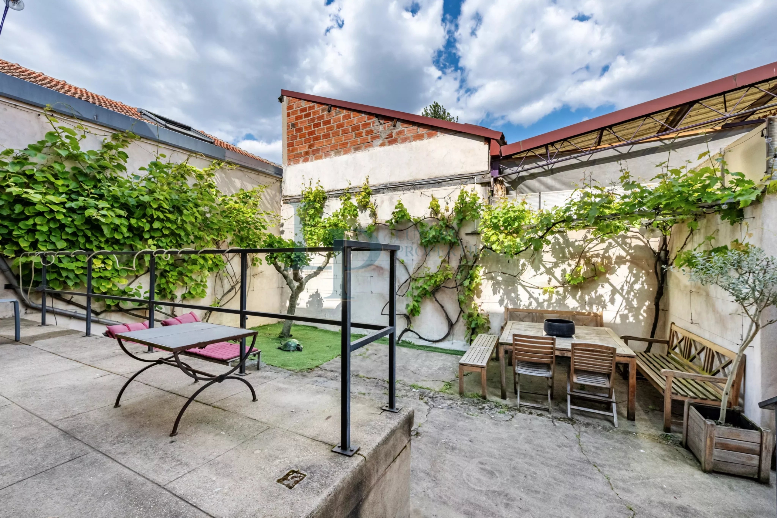 Pavillon familial ou projet d’investissement – 251.52 m² avec parcelle d’angle de 305 m² – jusqu’à 8 chambres – Jardin & potentiel constructible – Ivry-sur-Seine