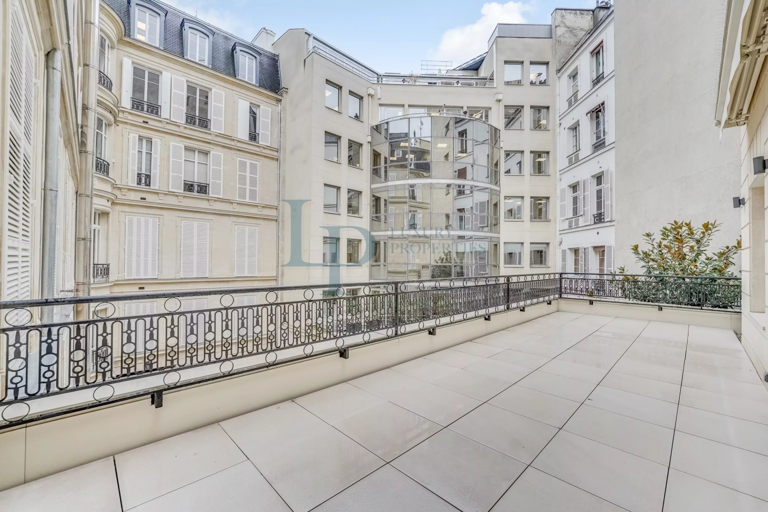 PARIS VIII – SAINT-HONORÉ / HAUSSMANN – DERNIER ÉTAGE AVEC TERRASSE PLEIN SUD