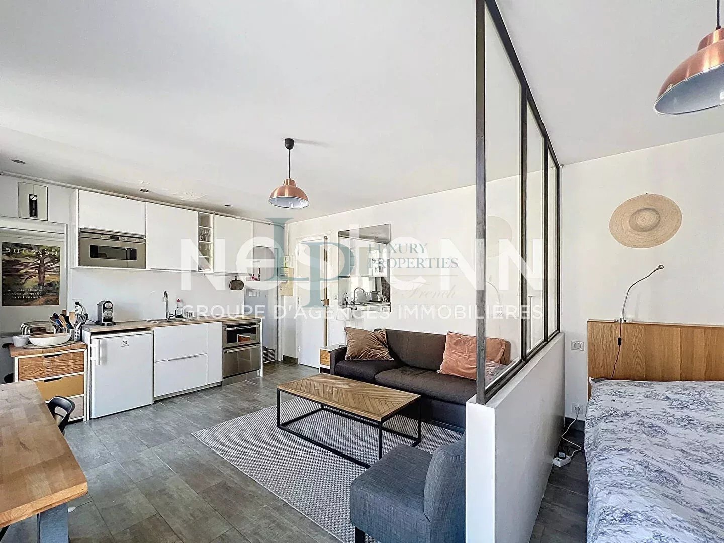 Exclusivité LUXURY PROPERTIES – Kléber / Boissière – Studio / 2 pièces – Étage élevé – Balcon filant – Vue dégagée – Lumineux – Cave