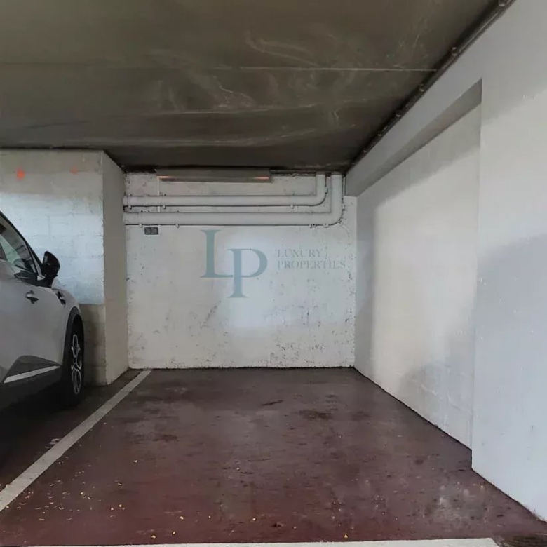 LOCATION EMPLACEMENT DE PARKING RUE DE BERRI 75008 PARIS
