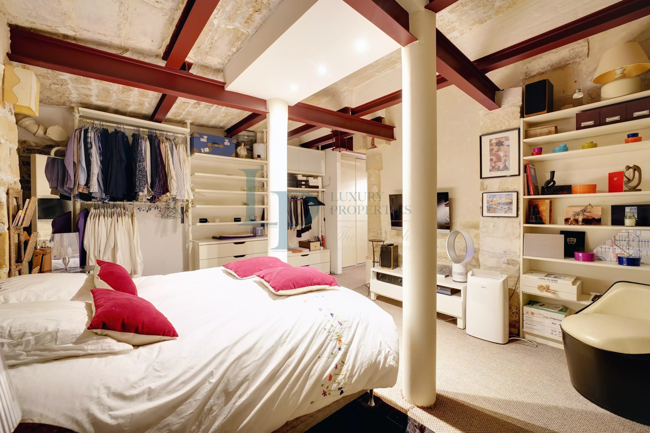 PARIS III – EXCLUSIVITÉ – PLACE DES VOSGES – APPARTEMENT 3 PIÈCES – COMME UNE MAISON – RÉNOVÉ – CALME