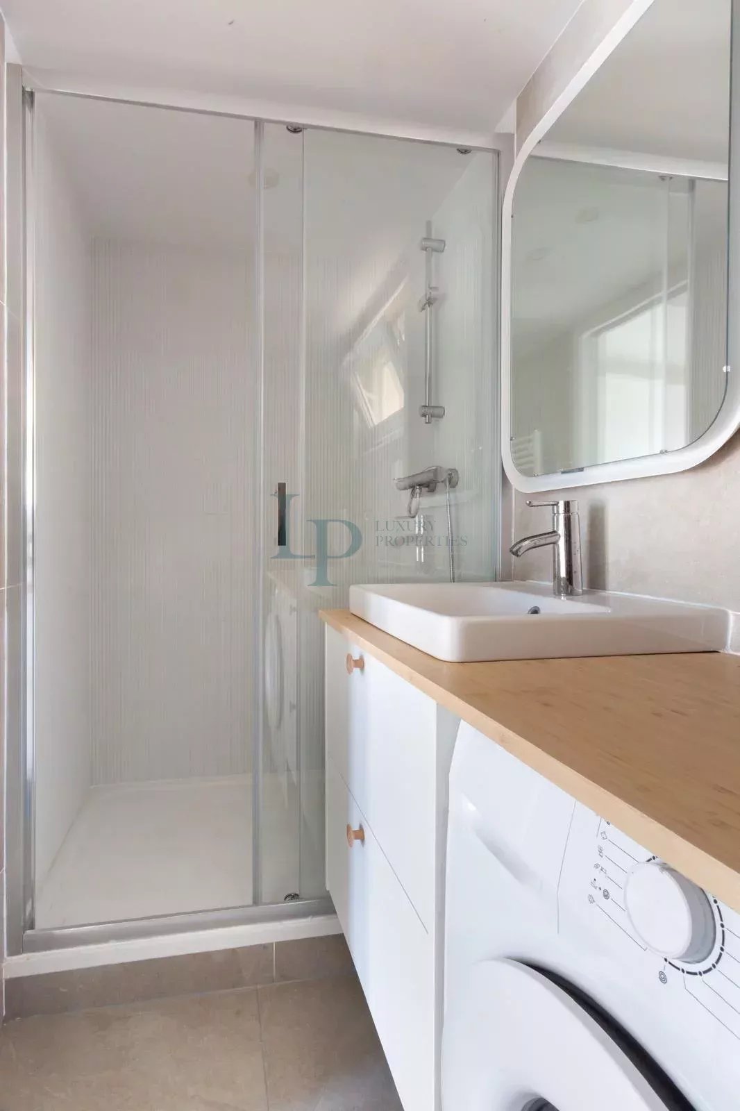 EXCLUSIVITÉ – Studio Paris 8ème rue du Faubourg Saint-Honoré – 28 m2