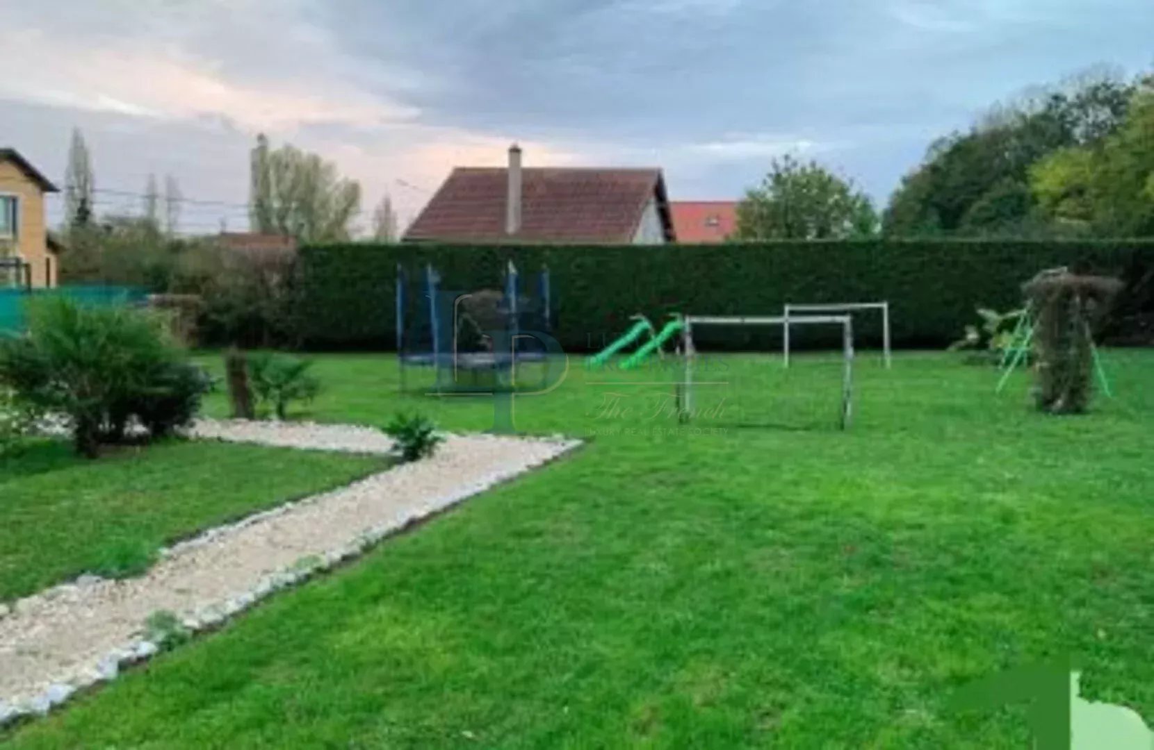 Maison 5 pièces 130 m² et dépendance 50 m² sur terrain de 1165 m² située à Paron