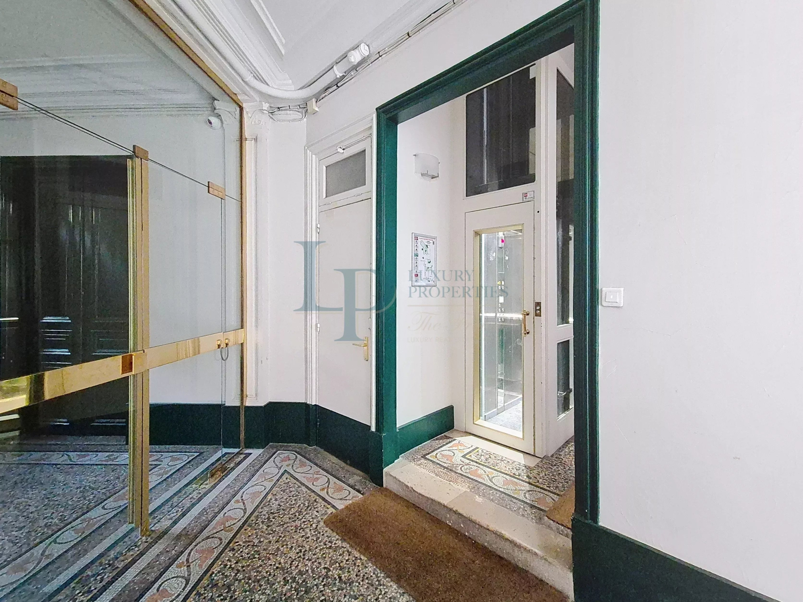 Studette Paris 8 m2, Friedland, Place de l’Etoile, parc Monceau, Haussmann,  premier achat, pied-à-terre