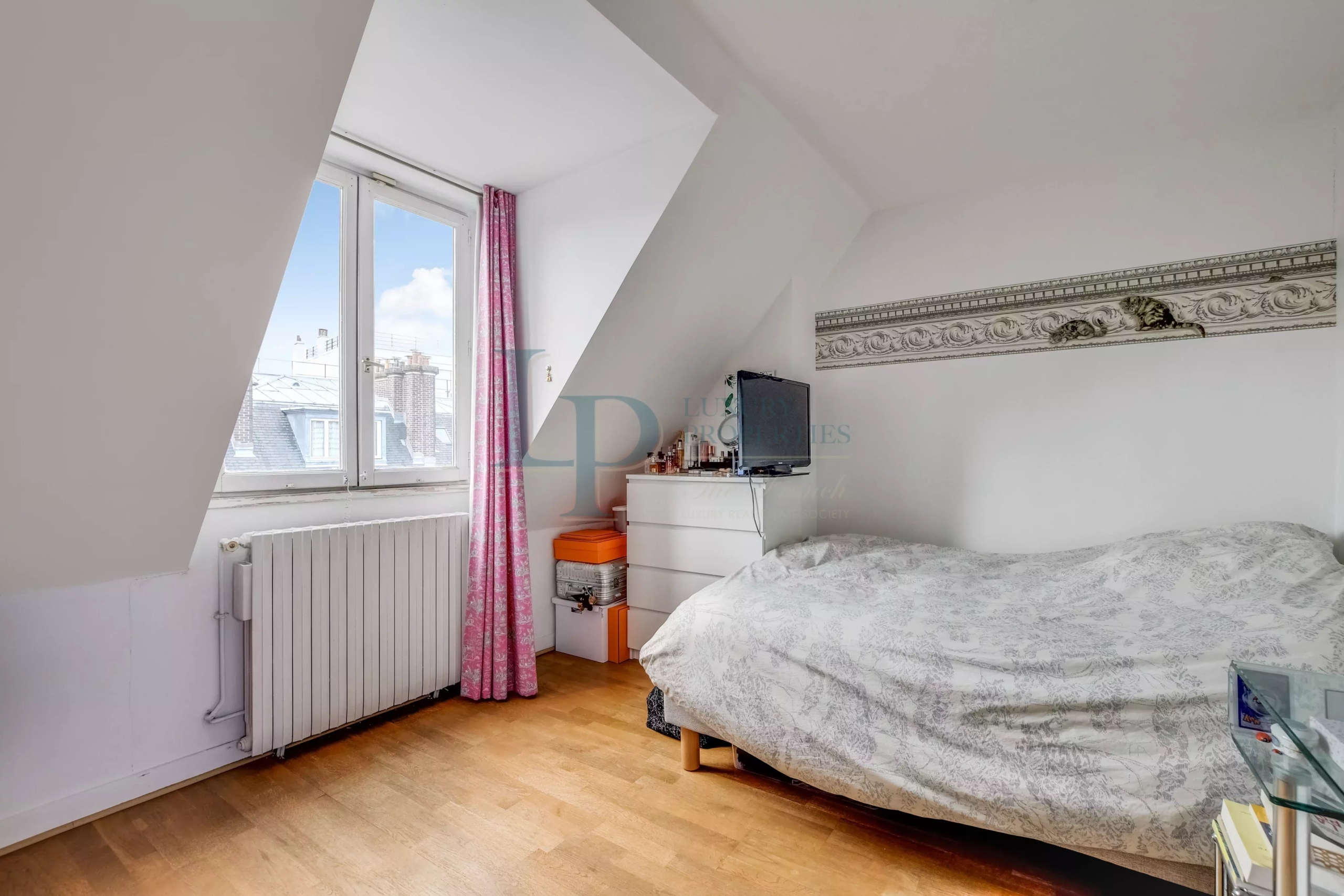 PARIS VIII – FAUBOURG SAINT-HONORÉ – Duplex en dernier étage – Vue cour classée – Esprit maison