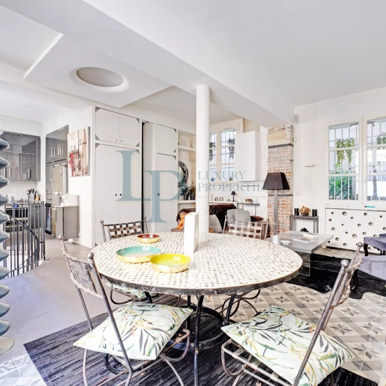 PARIS III – EXCLUSIVITÉ – PLACE DES VOSGES – APPARTEMENT 3 PIÈCES – COMME UNE MAISON – RÉNOVÉ – CALME
