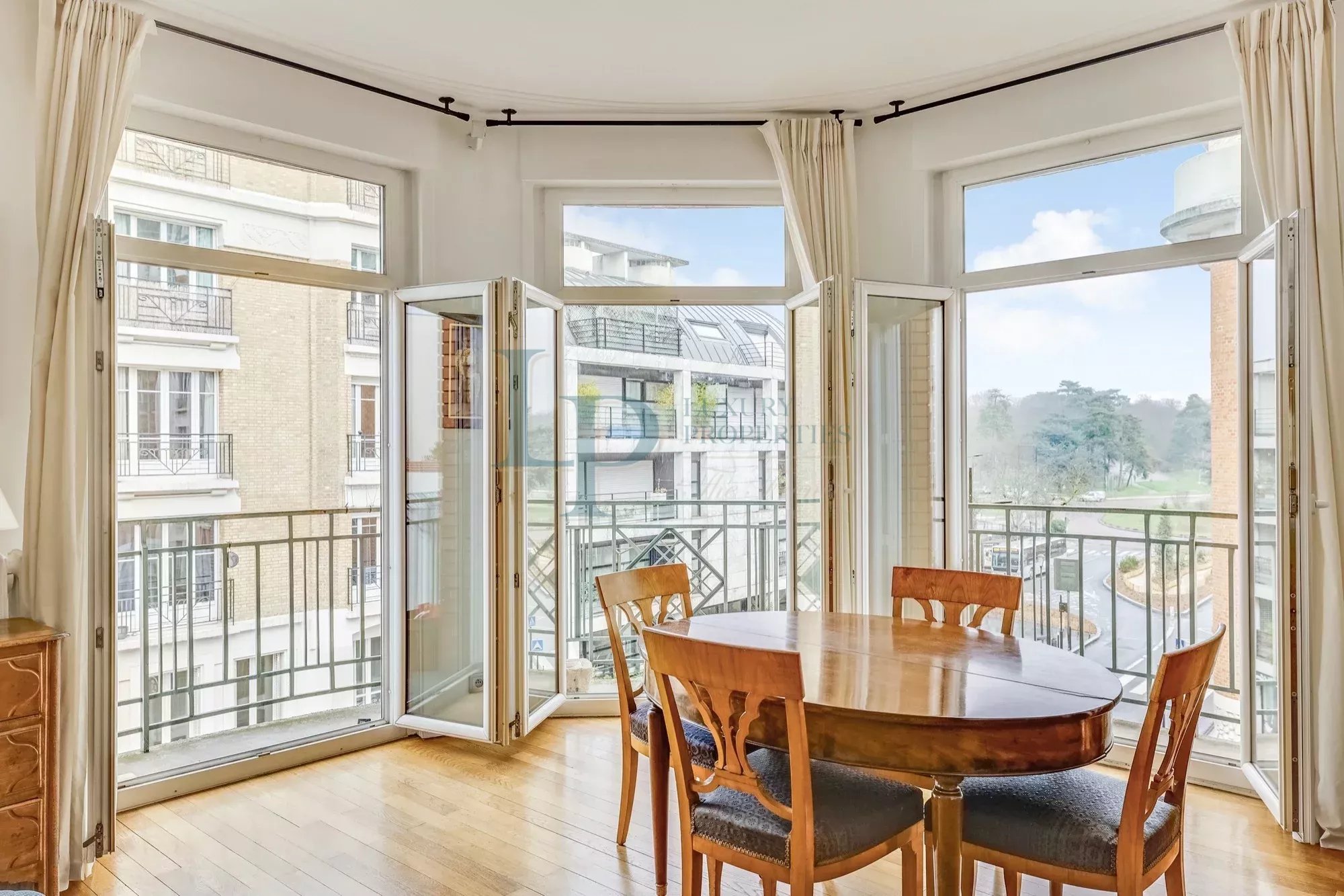 Boulogne-Billancourt – Superbe pièce de vie et vue dégagée vers le bois