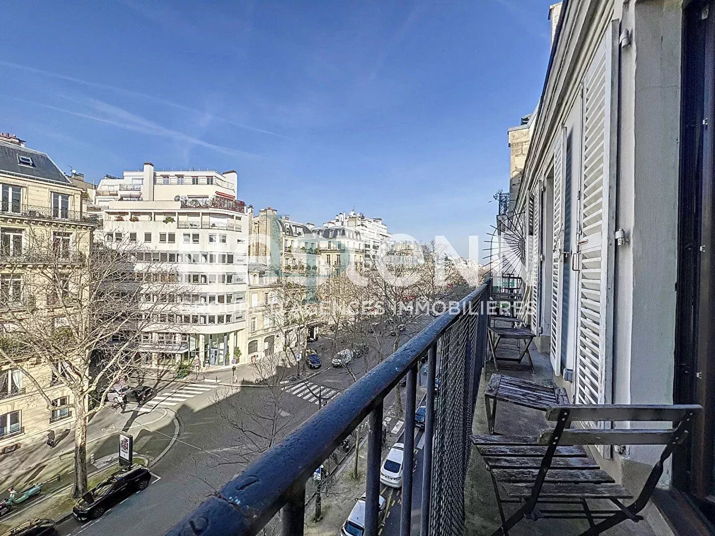 Exclusivité LUXURY PROPERTIES – Kléber / Boissière – Studio / 2 pièces – Étage élevé – Balcon filant – Vue dégagée – Lumineux – Cave