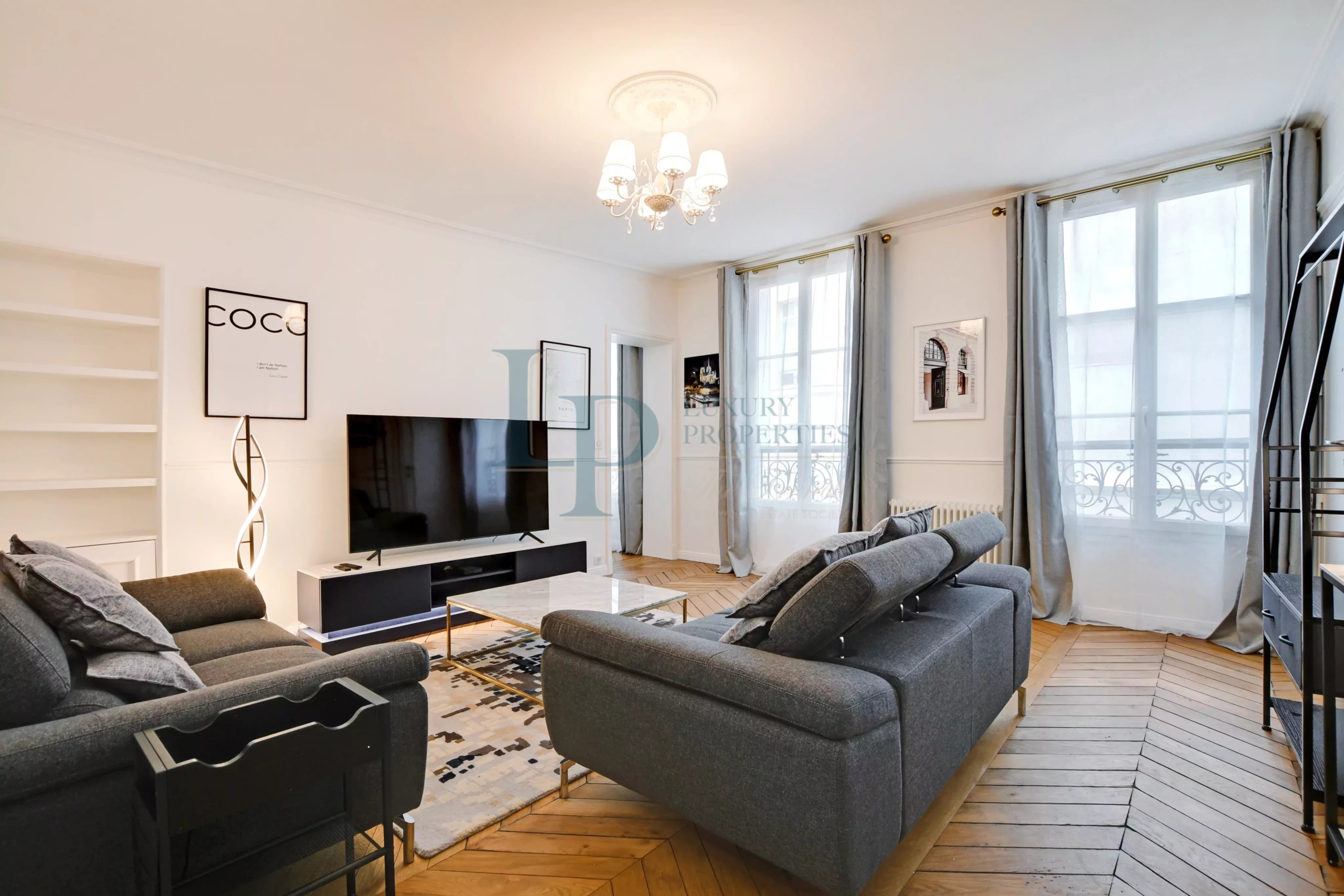 Exclusivité – Paris 8 – Triangle d’Or – Appartement rénové de 81 m2 – Cave – Vendu meublé