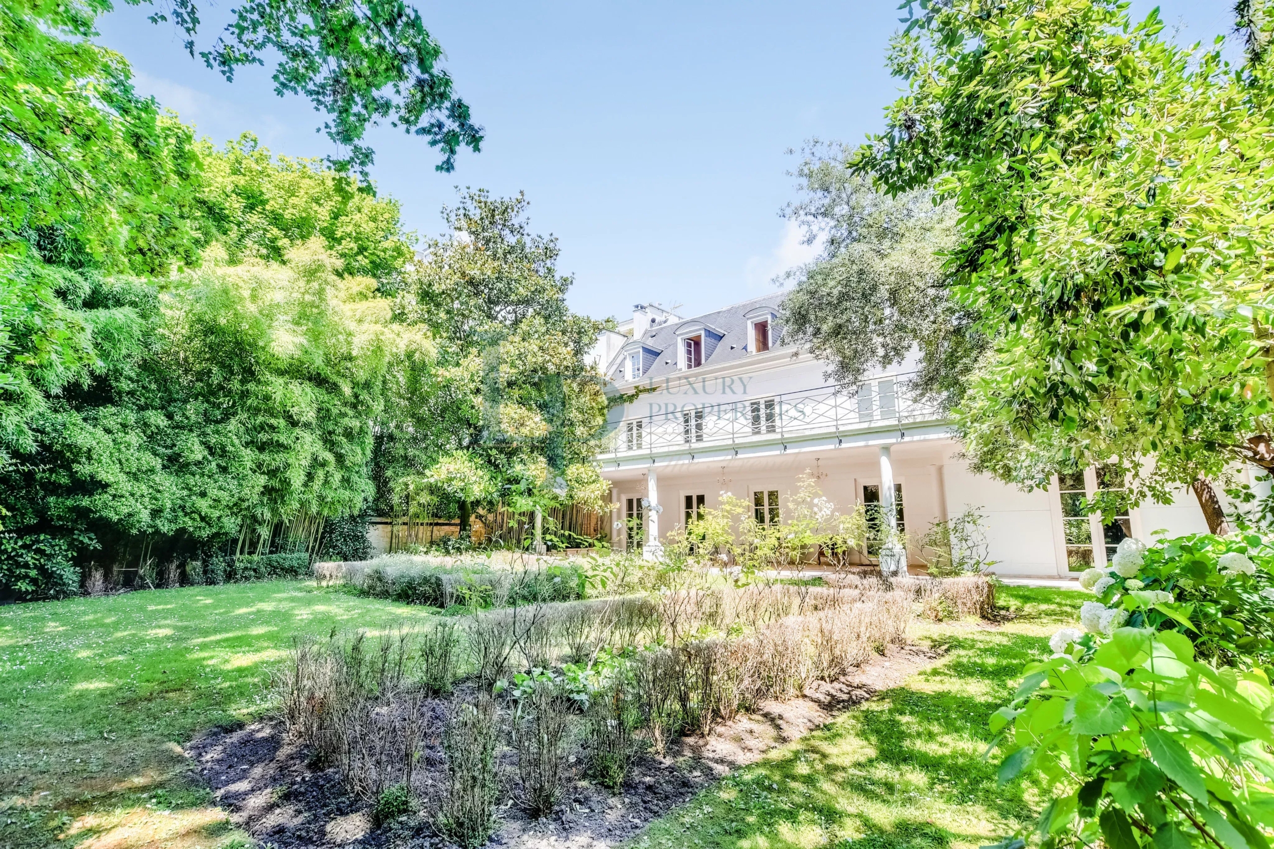 NEUILLY-SUR-SEINE – UN HÔTEL PARTICULIER D’EXCEPTION AU CŒUR D’UN ENVIRONNEMENT PRIVILÉGIÉ – JARDIN – PISCINE
