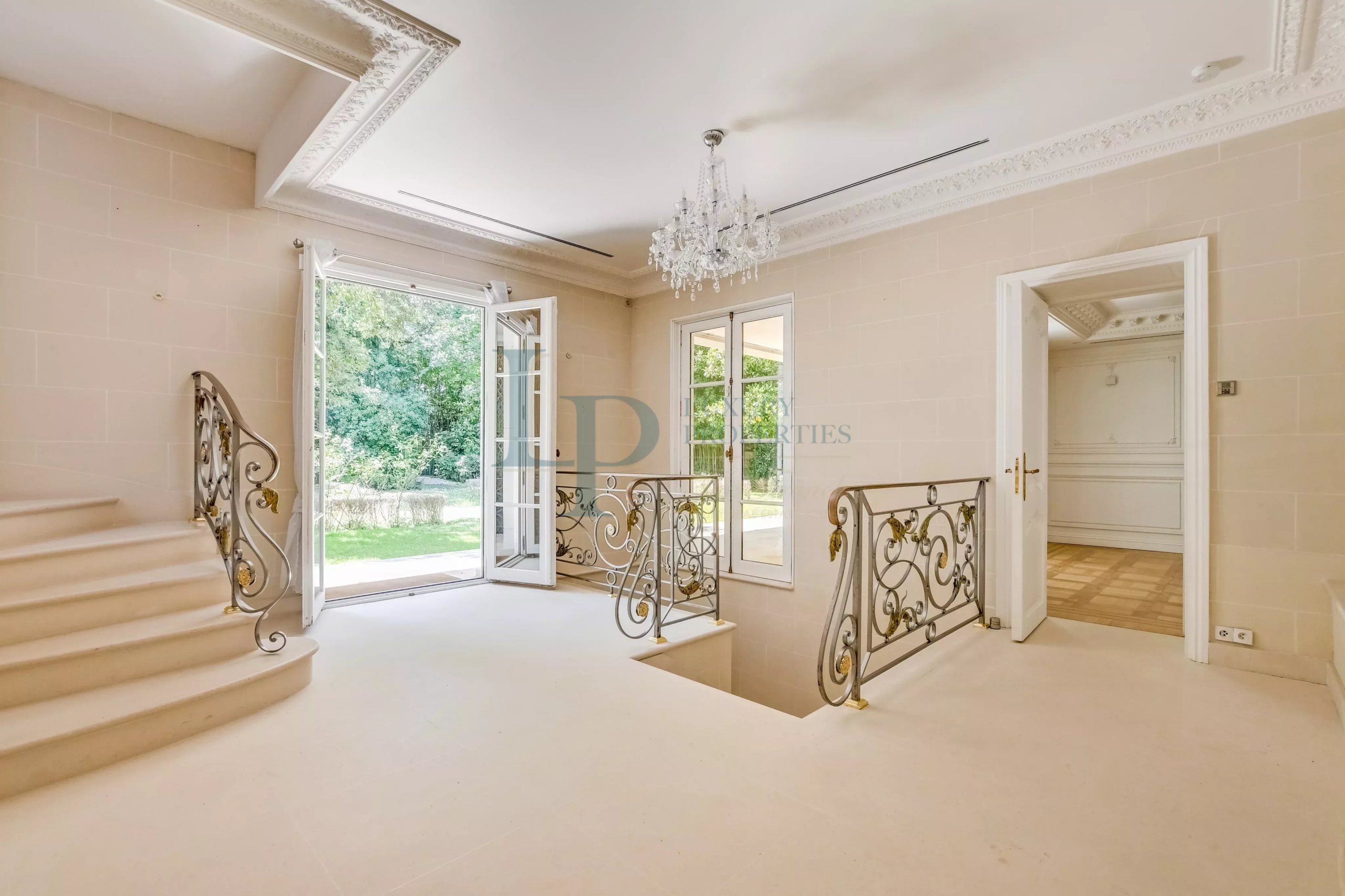 NEUILLY-SUR-SEINE – UN HÔTEL PARTICULIER D’EXCEPTION AU CŒUR D’UN ENVIRONNEMENT PRIVILÉGIÉ – JARDIN – PISCINE