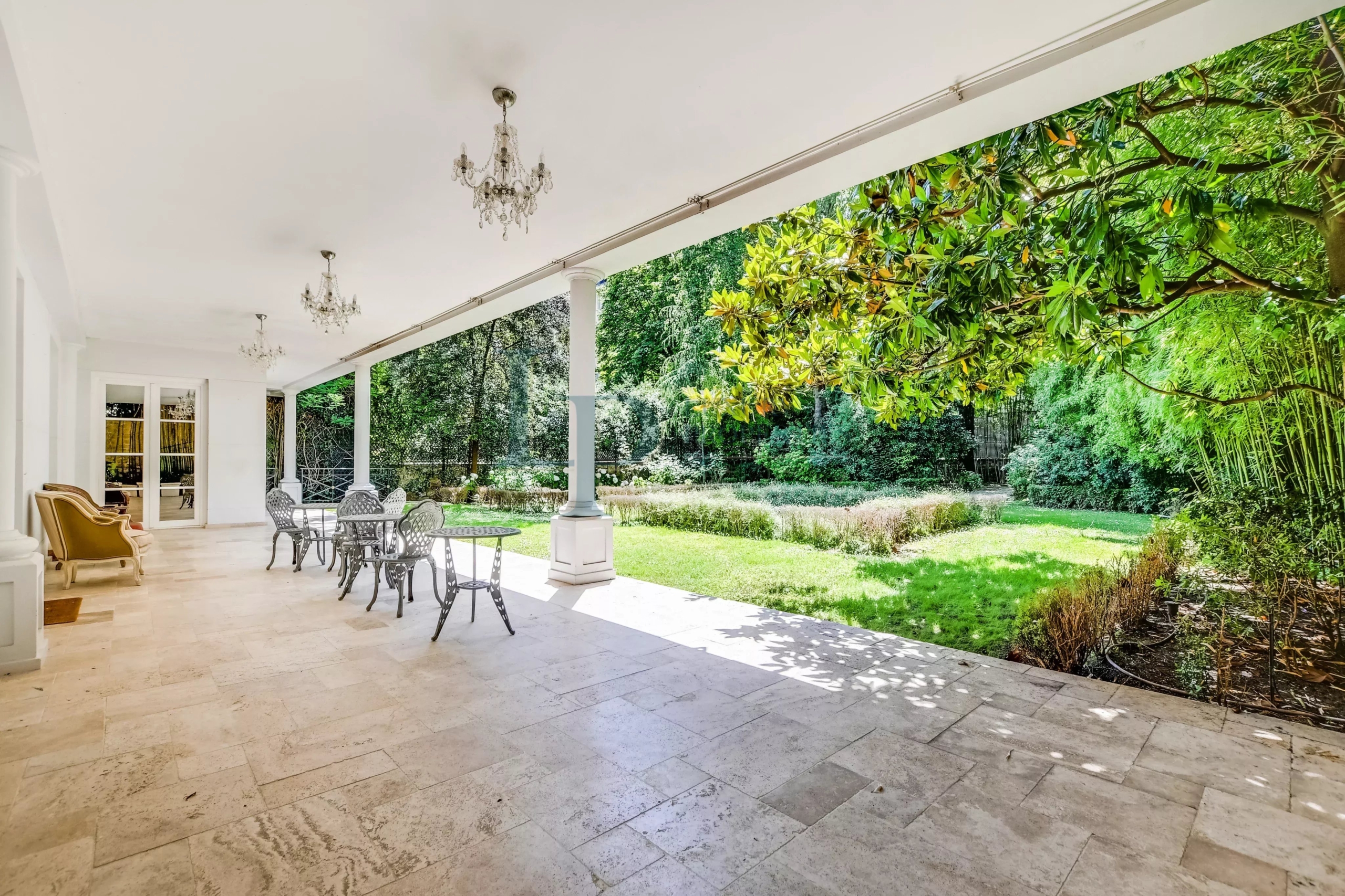 NEUILLY-SUR-SEINE – UN HÔTEL PARTICULIER D’EXCEPTION AU CŒUR D’UN ENVIRONNEMENT PRIVILÉGIÉ – JARDIN – PISCINE