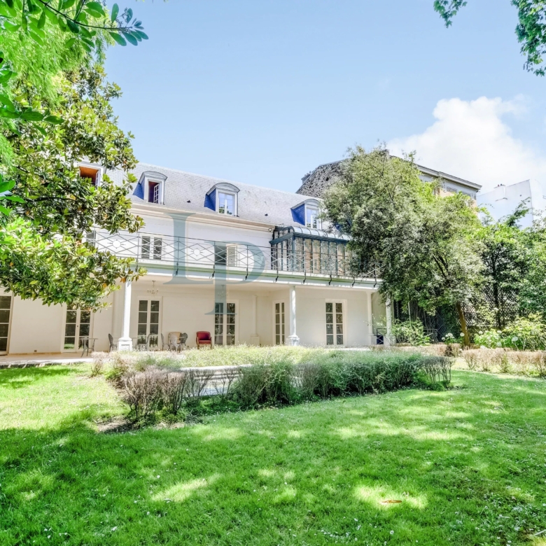NEUILLY-SUR-SEINE – UN HÔTEL PARTICULIER D’EXCEPTION AU CŒUR D’UN ENVIRONNEMENT PRIVILÉGIÉ – JARDIN – PISCINE