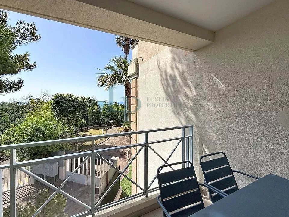 Villa of the Painters Neighborhood of the Cross of Gardens — in the heart of the Canne pine forest
