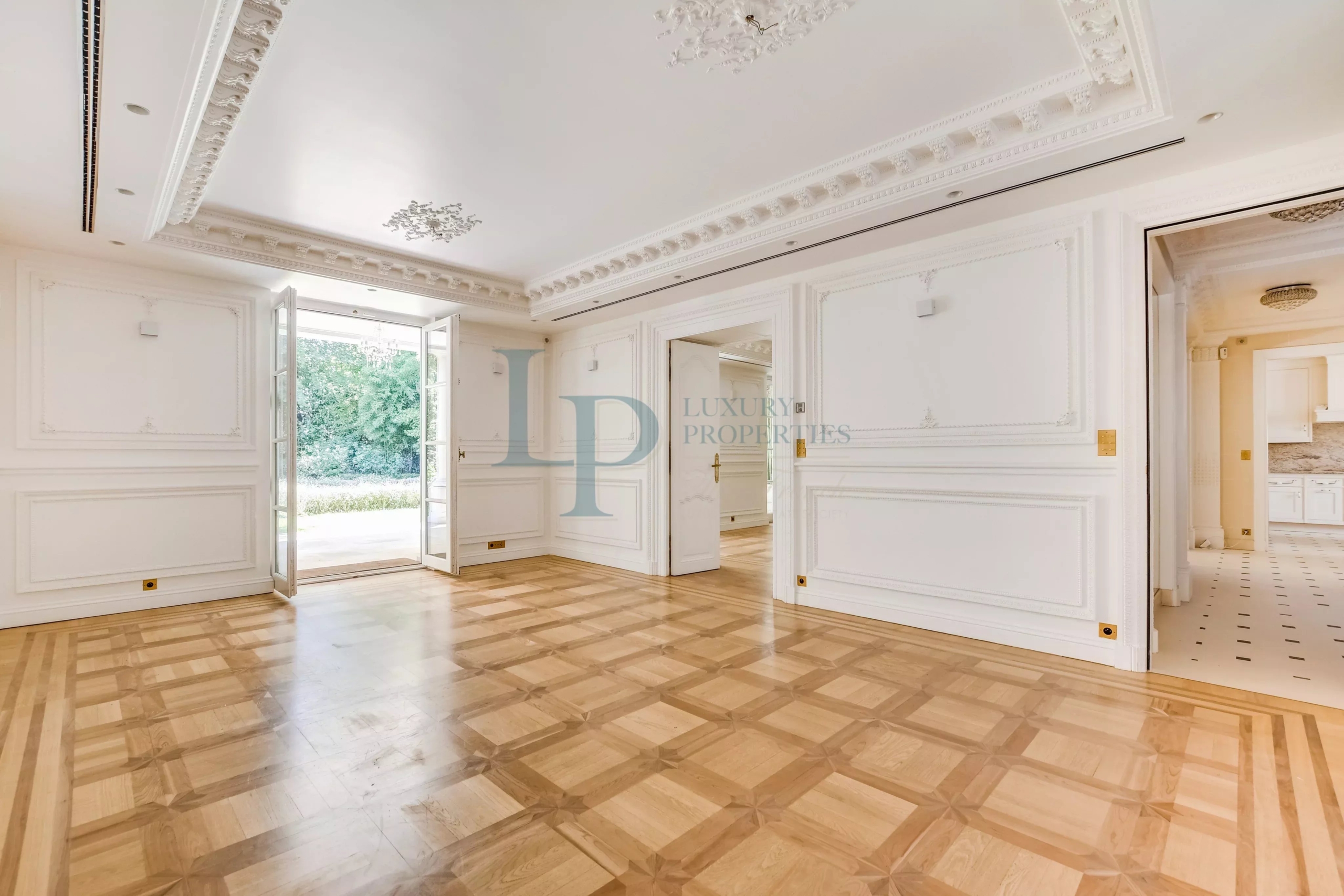 NEUILLY-SUR-SEINE – UN HÔTEL PARTICULIER D’EXCEPTION AU CŒUR D’UN ENVIRONNEMENT PRIVILÉGIÉ – JARDIN – PISCINE