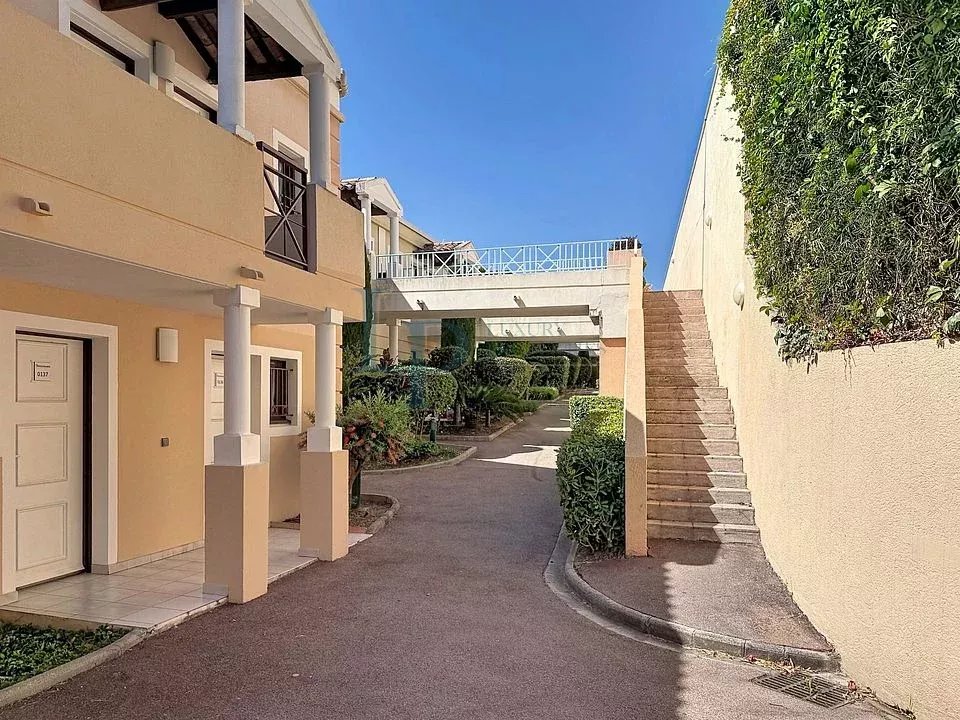 Villa of the Painters Neighborhood of the Cross of Gardens — in the heart of the Canne pine forest