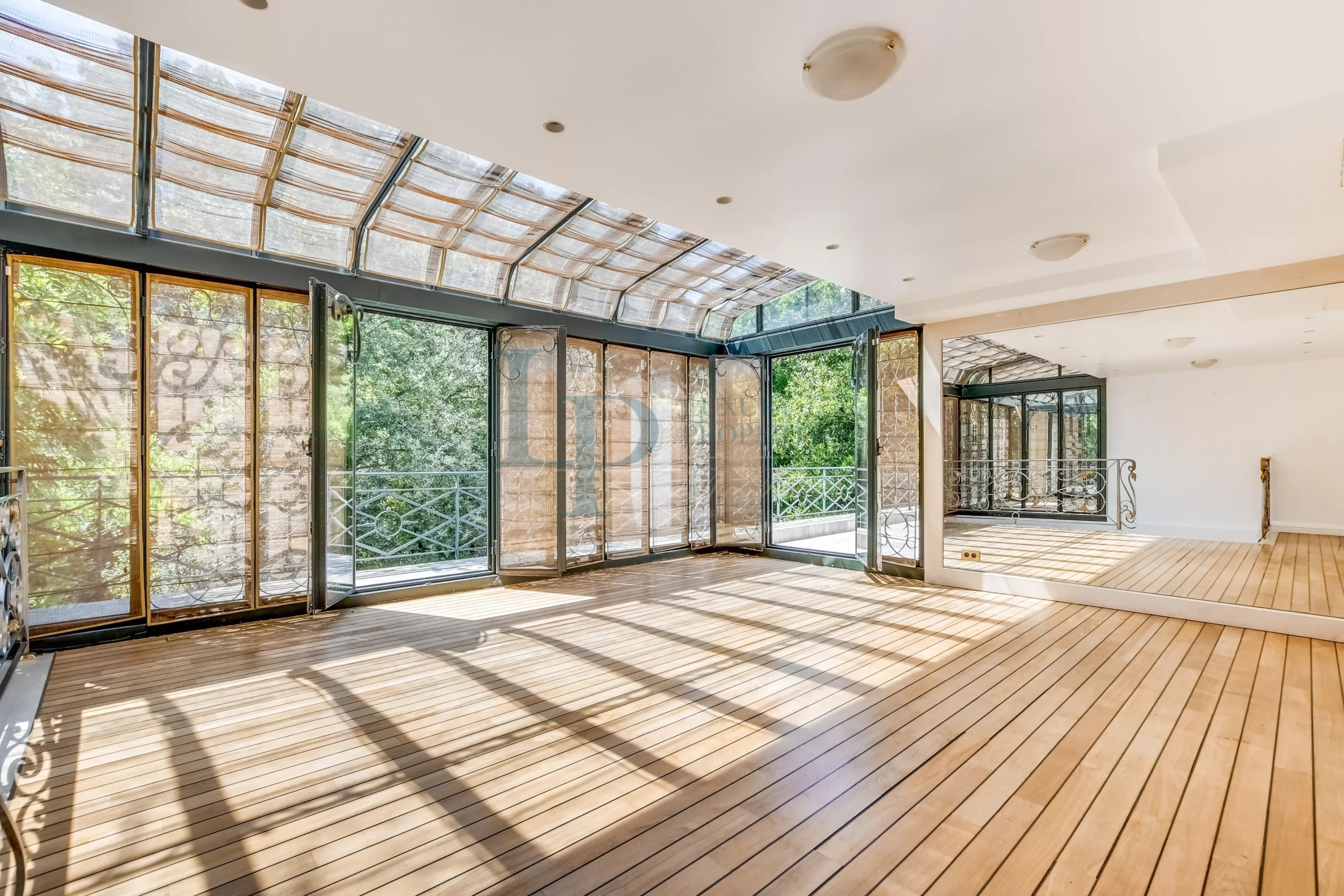 NEUILLY-SUR-SEINE – UN HÔTEL PARTICULIER D’EXCEPTION AU CŒUR D’UN ENVIRONNEMENT PRIVILÉGIÉ – JARDIN – PISCINE