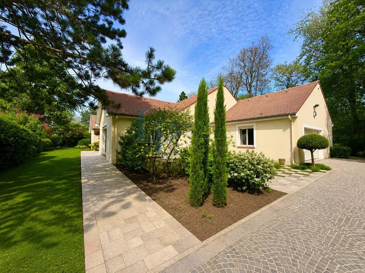Maison – 8 pièces 270 m² – Ozoir-La-Ferrière (77330)